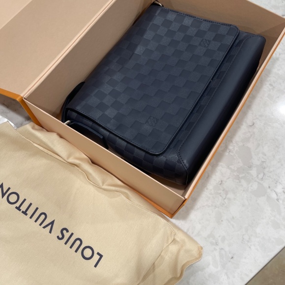 Louis Vuitton Men’s cross body bag - Picture 3 of 12